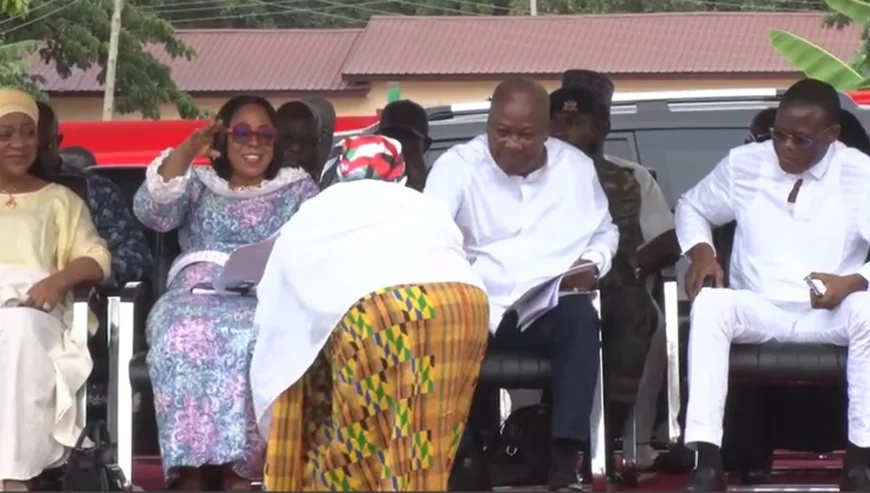 ‘I Gave 500 cedis, Not Dollars’ – Mahama Jests Amid Sammy Gyamfi Dollars Gift