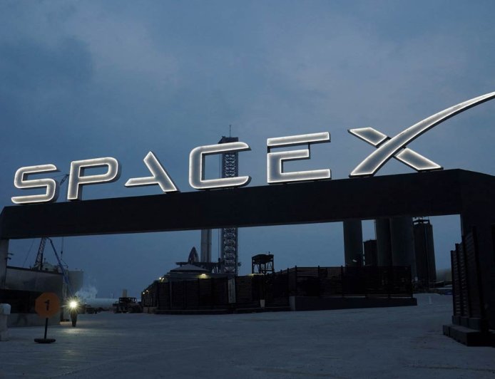 SpaceX Targets America's Mobile Giants as Starlink Eyes Direct Consumer Phone Service